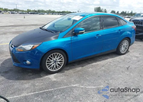 2014 Ford Focus Titanium z USA, uszkodzony, nr VIN 1FADP3J27EL204904